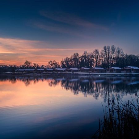 Lake Pochard Holiday Lodges Саут-Керни Экстерьер фото